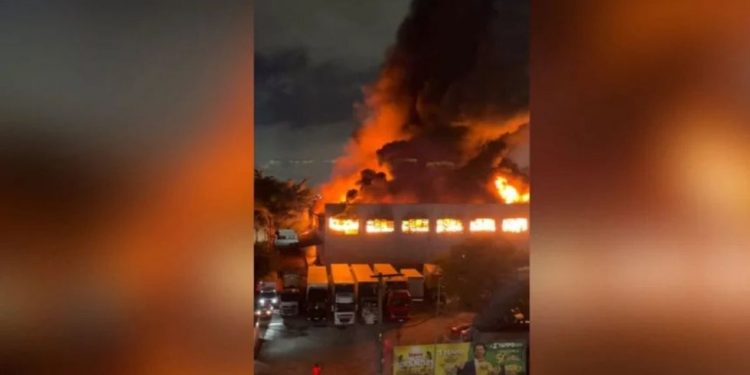 Incêndio volta a atingir galpão em Guarulhos horas após combate das chamas